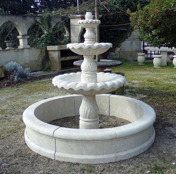 Fontaine centrale avec bassin rond et colonne avec vasques à débordement sculptées - Atelier Alain BIDAL (Provence)