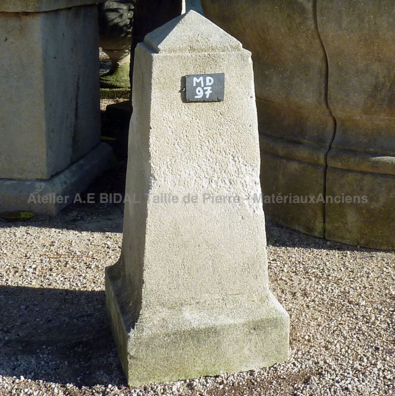 Borne en pierre sur socle carré, réalisation artisanale et unique.