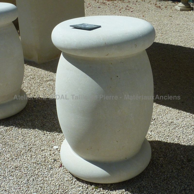 Tabouret en pierre, design Alain Bidal tailleur de pierre.