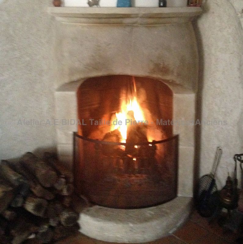 Cheminée gothique de cachet en pierre taillée dans le Vaucluse - Atelier Alain BIDAL (Provence)