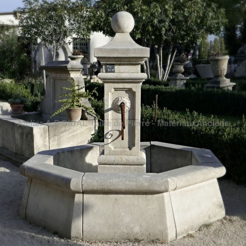 Belle fontaine centrale en pierre naturelle de fabrication artisanale - Atelier Alain BIDAL (Provence)