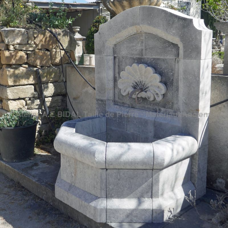 Provençal-style garden fountain in natural stone - Atelier Alain BIDAL (Provence).