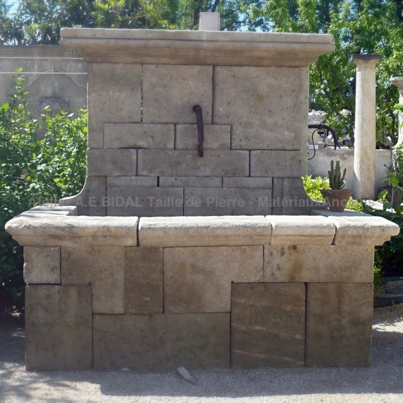 Fontaine en pierres appareillées - travail artisanal de notre tailleur de pierre Alain BIDAL, Provence.