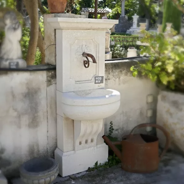 Fontaine vasque sur pied taillée en pierre calcaire | Fontaine pas cher idéale pour les petits espaces.