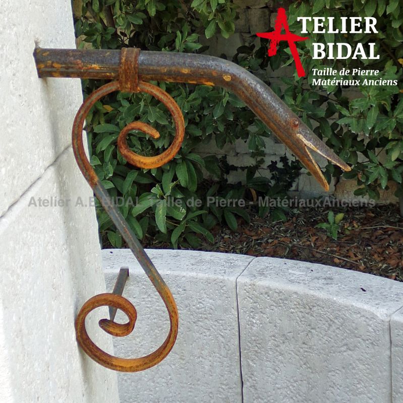 Sortie d'eau en fer forgé pour fontaine de jardin en pierre - Atelier Alain BIDAL (Provence)