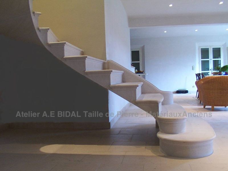Magnifique exemple d'un escalier en pierre de taille réalisé manuellement par les artisans tailleurs de pierre de l'atelier Bidal dans le Vaucluse.
