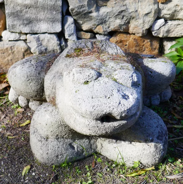 Hand-carved frog in natural limestone : decorative sculpture in stone by Atelier Alain BIDAL (Provence)
