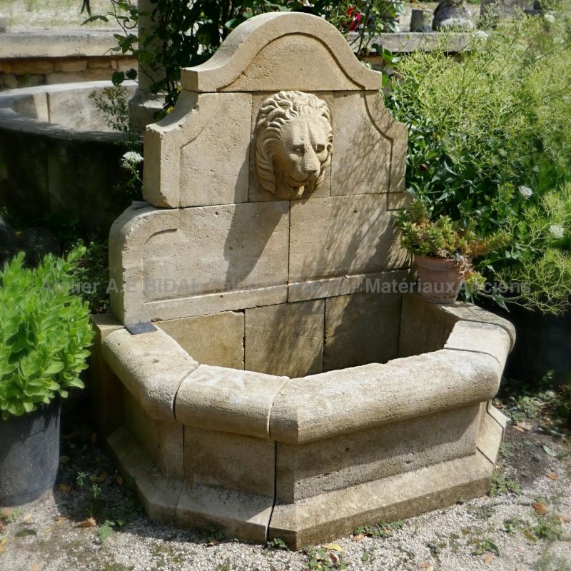 Beautiful stone fountain for landscaping - stone cutting crafted by Alain BIDAL in Provence.