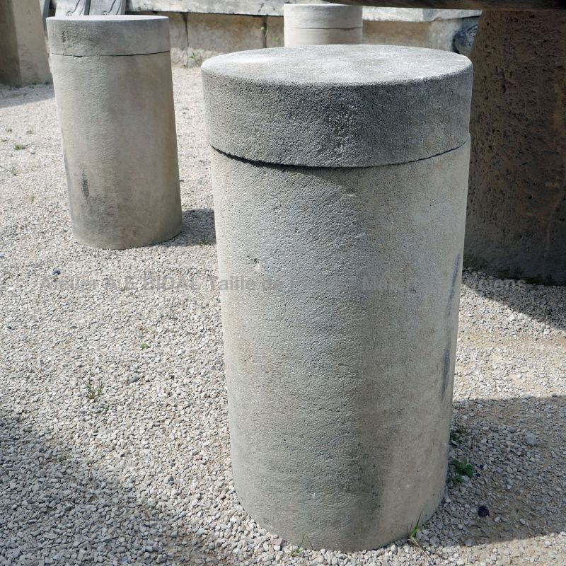 Tabouret en pierre pouvant s'assortir à une table en pierre de l'artisan Alain Bidal.