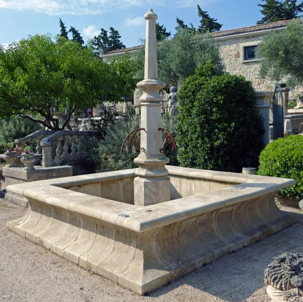 Exceptional carved limestone basin with Gothic-style central column - Atelier Alain BIDAL (Provence)