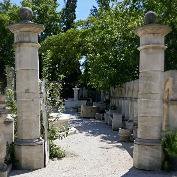 Beaux piliers en taille de pierre de Provence par l'entreprise artisanale Bidal.