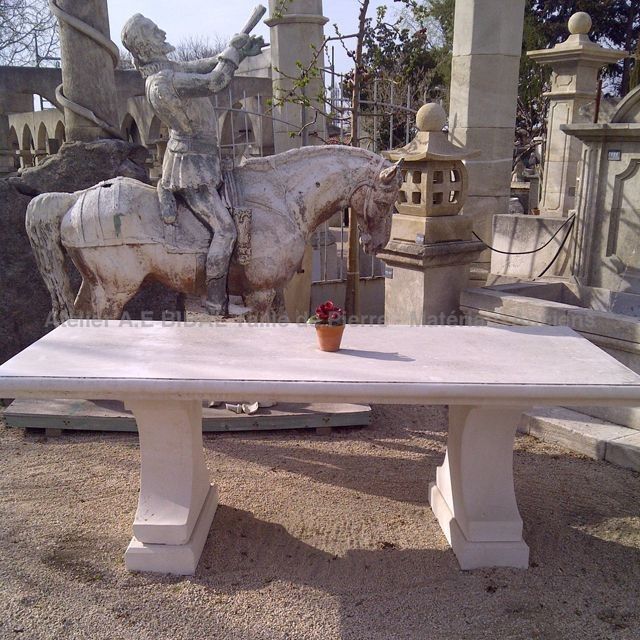 Table en pierre pouvant être une table de terrasse, de jardin ou une table d'intérieur en pierre.