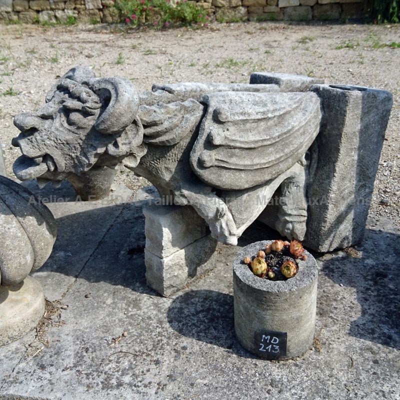 Patinated Provencal stone sculpture : Gothic style gargoyle - Atelier Alain Bidal (Provence)