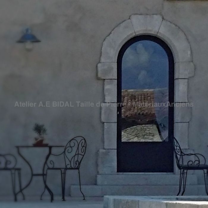 Encadrement en pierre au caractère authentique et classique.