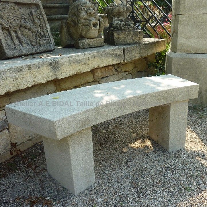 Banc en pierre estampillé "création de l'atelier Bidal".