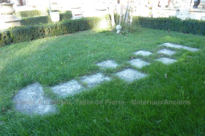 Un jeu en pierre d'Estaillades pour la décoration du jardin - par notre tailleur de pierre de l'atelier Bidal