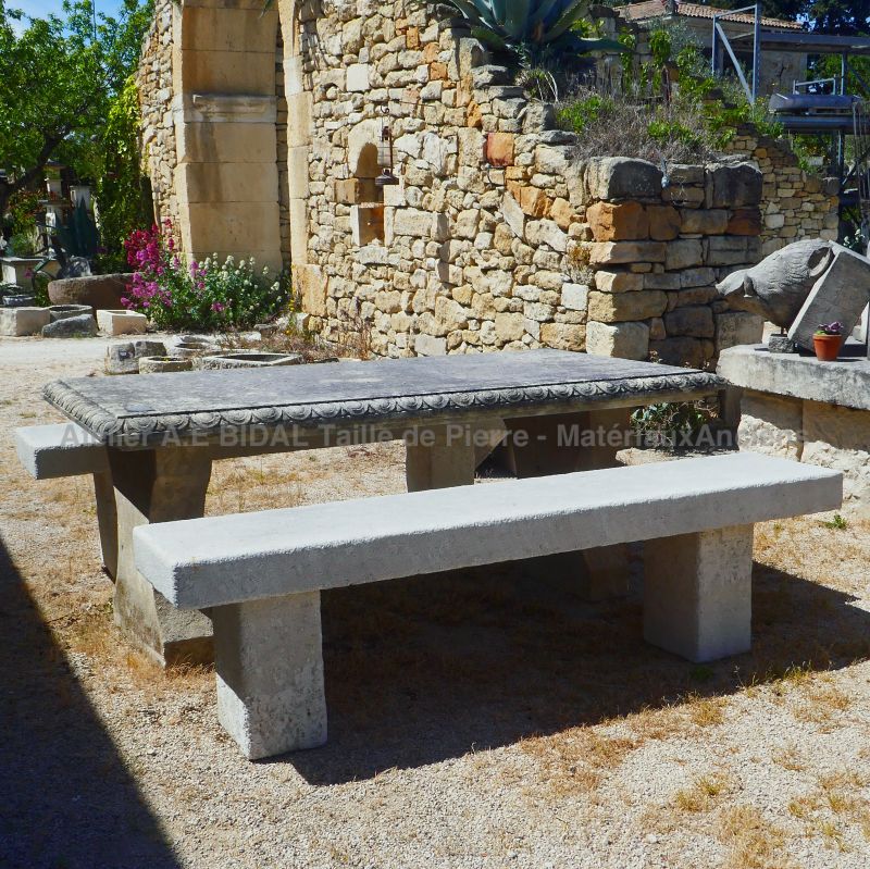 Banc en pierre pour aménagement extérieur : mobilier de jardin de l'Atelier Alain Bidal en Provence