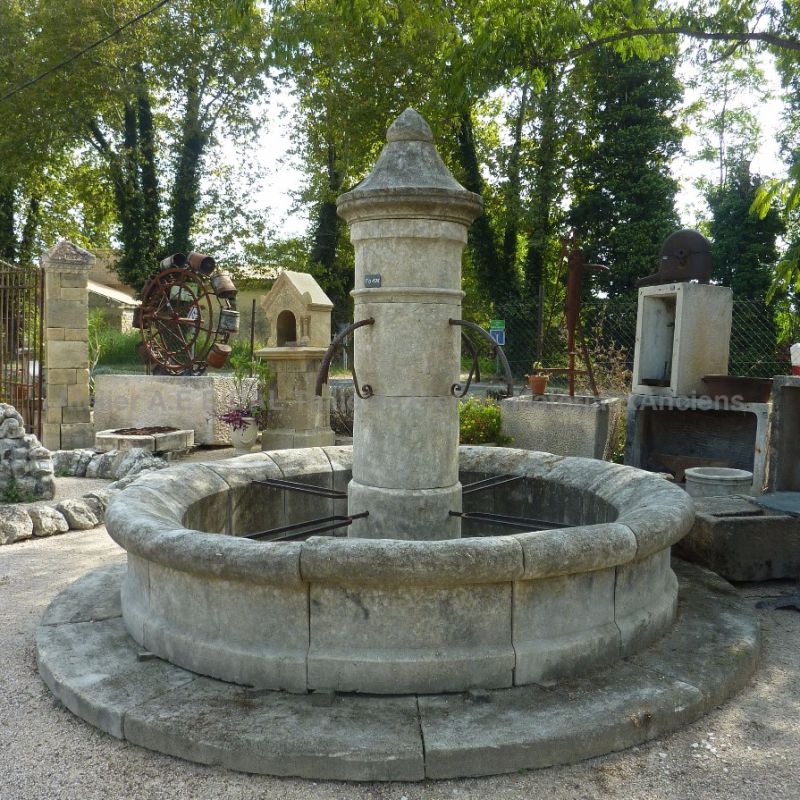 Garden fountain of Provence in stone : a magnificent fountain in natural limestone crafted in Provence by Alain BIDAL.