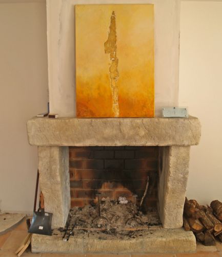 Cheminée classique de type rustique pour la décoration de la maison.