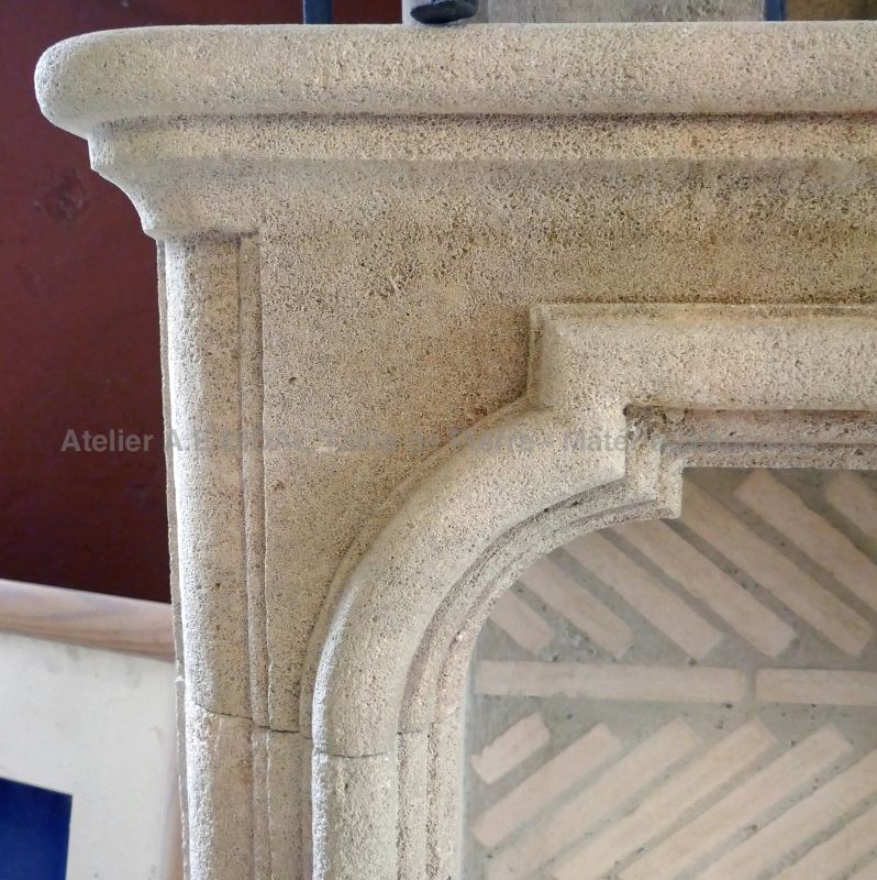 Cette cheminée en pierre de taille est un très bel élément de décoration de la maison de style Louis XIII - Atelier Alain BIDAL (Provence)