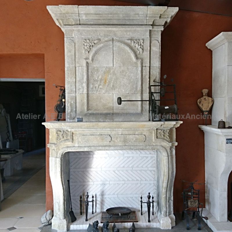 Cheminée de style Louis XIV en pierre naturelle (inspiration 17ème-18ème siècle) - Atelier Alain BIDAL (Provence)