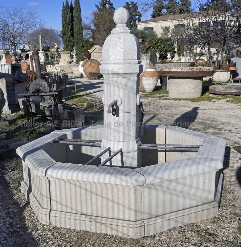 Large fontaine de Provence en pierre naturelle - Fontaine de l'Atelier de taille de pierre Alain BIDAL (Provence)
