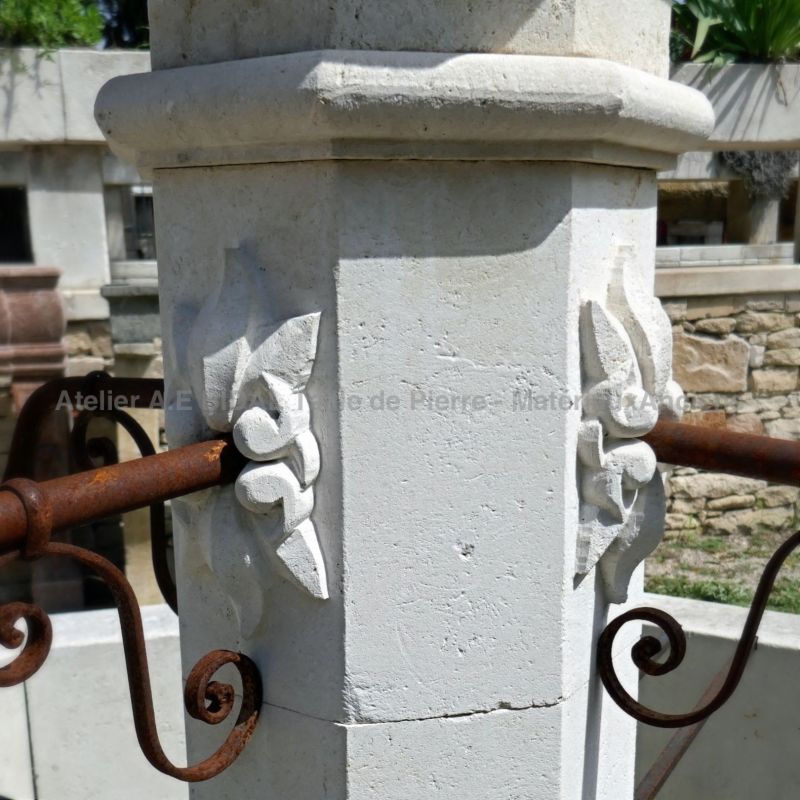 Central column in stone on our fountain of Provence with octagonal forms - Atelier Alain BIDAL (Provence)