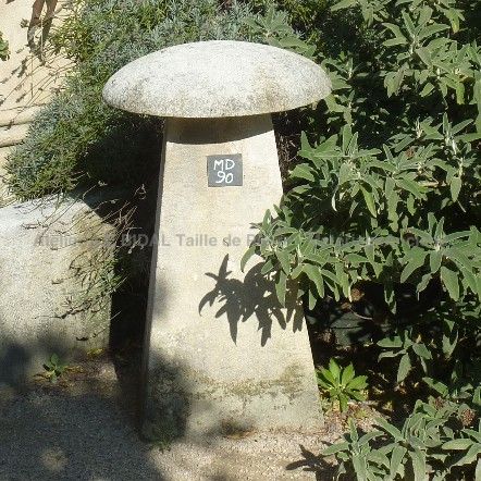 Un élément de décoration de caractère: la borne en pierre de l'entreprise artisanale AE Bidal