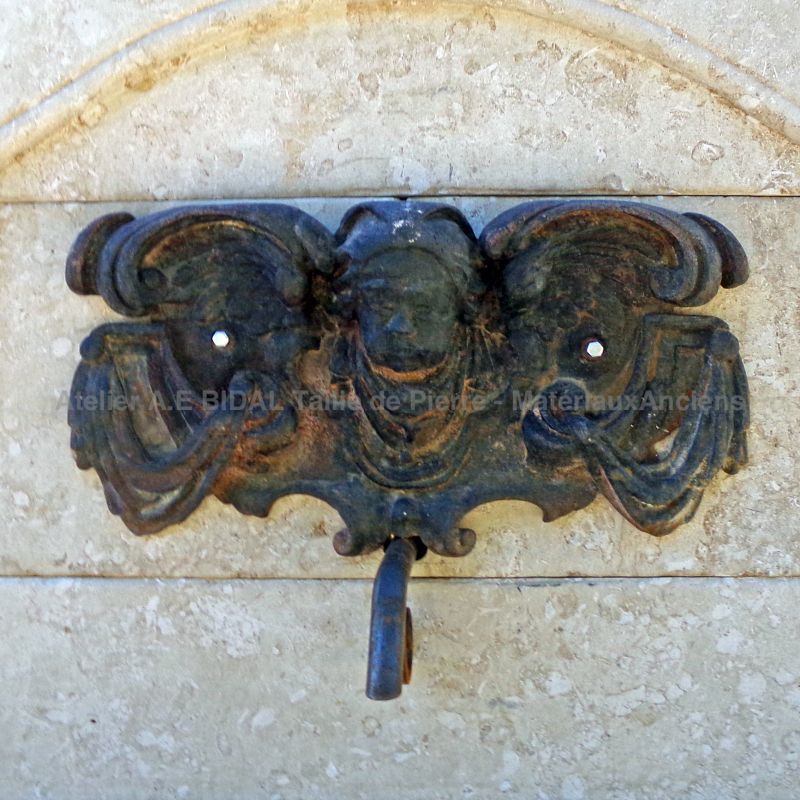 Fontaine murale en pierre d'Avy avec ancienne plaque en fonte décorative