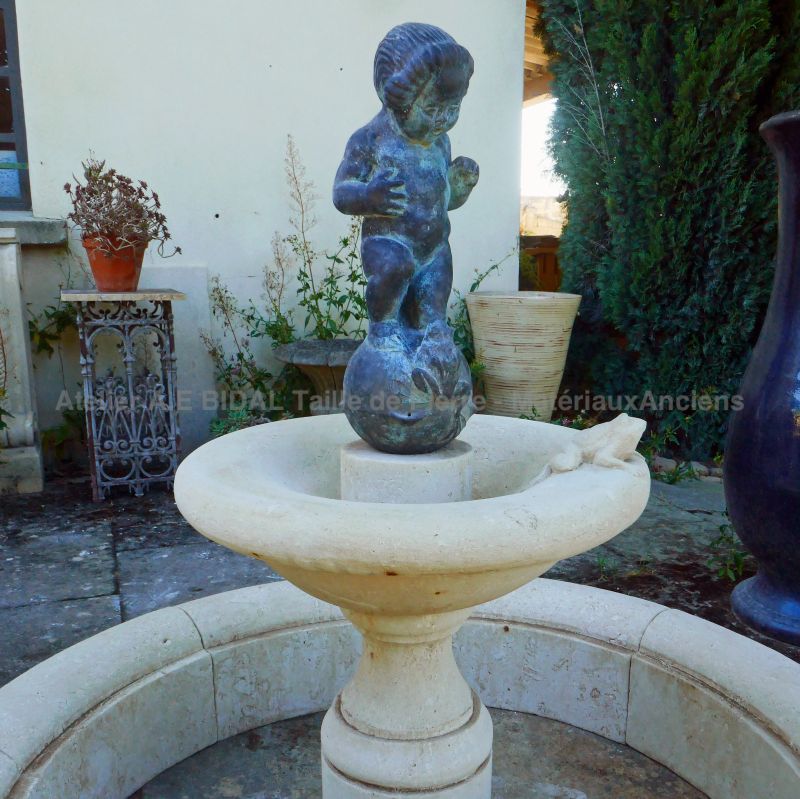 Bassin rond et décor de vasque avec putto aux grenouilles : Fontaine en vente en Provence chez Atelier Alain BIDAL