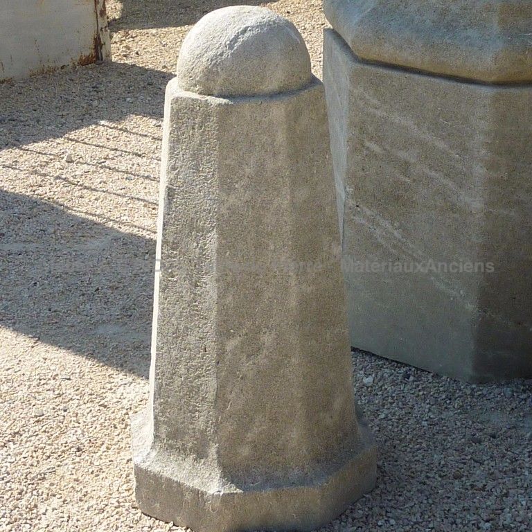 Borne en pierre - taille de pierre faite artisanalement.