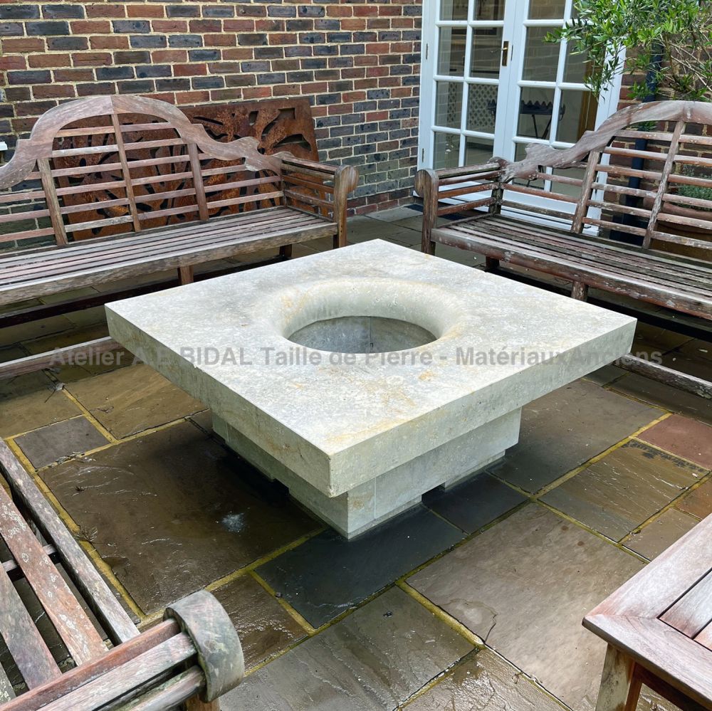 Brasero en pierre pour un bel aménagement extérieur par le tailleur de pierre Alain BIDAL