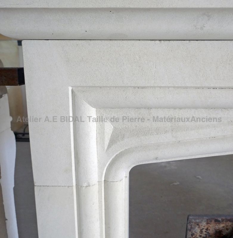 Détails des moulures sculptées sur notre cheminée en pierre - Atelier Alain BIDAL (Provence)