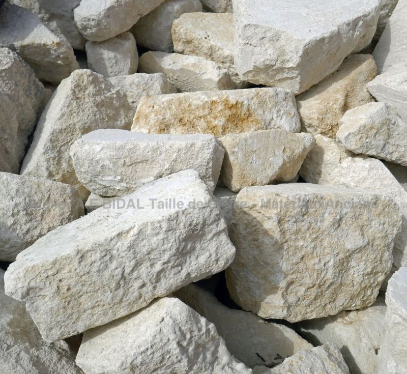 Pierre à bâtir calcaire - Atelier Alain BIDAL, tailleur de pierre à Isle sur la Sorgue.