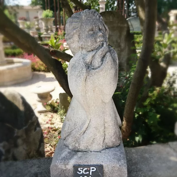 Statue décorative en taille de pierre naturelle représentant un petit ange.