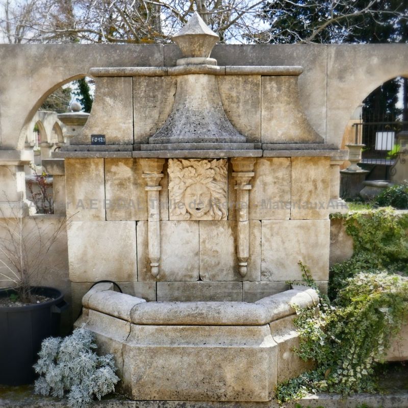 Réalisation de fontaine en pierre par notre tailleur de pierre Alain Bidal, Provence.