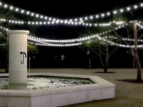 Magnifique fontaine en pierre d'Avy pour Les Villages Nature Paris ǀ Atelier Alain Bidal en Provence.