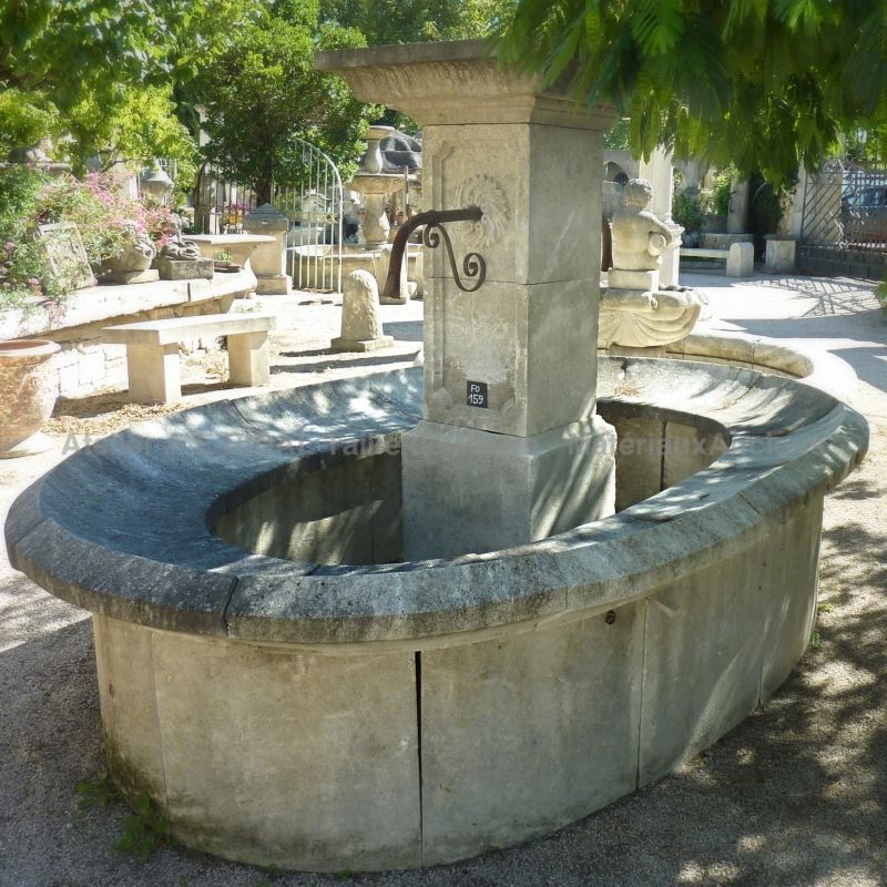 Very detailed village fountain carved in Estaillades natural stone - Atelier Alain BIDAL (Provence)