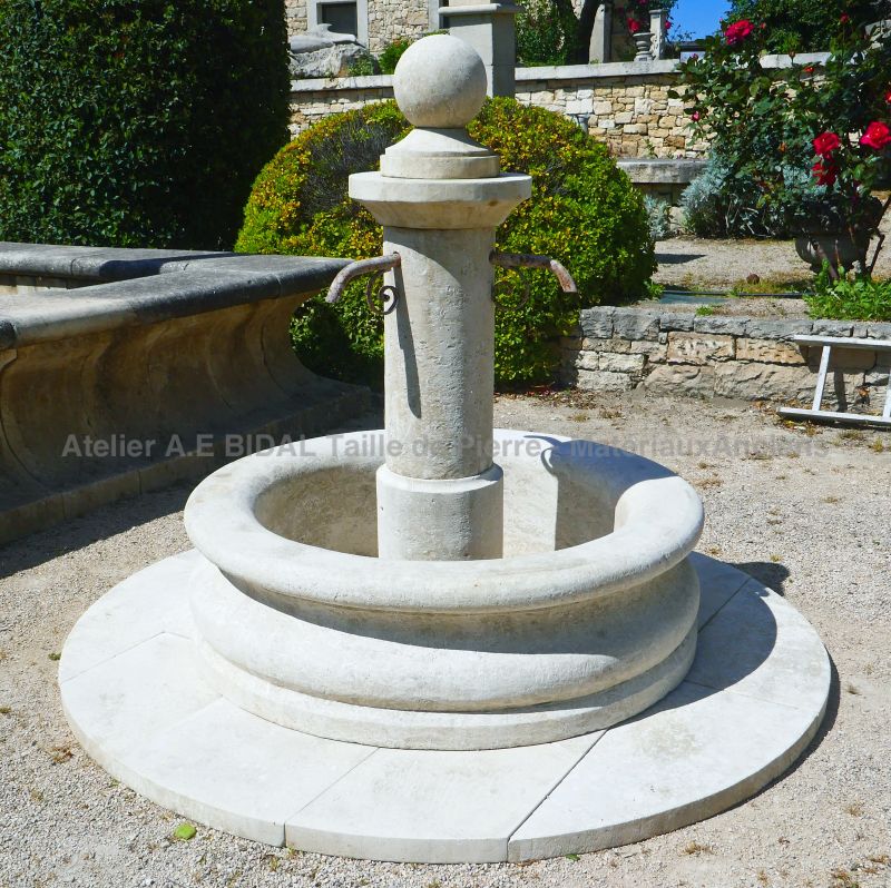 Fontaine de jardin en pierre : une belle petite fontaine ronde par le tailleur de pierre Alain BIDAL
