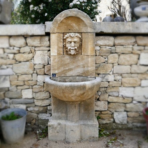 Fontaine de jardin décorative par notre tailleur de pierre du Vaucluse