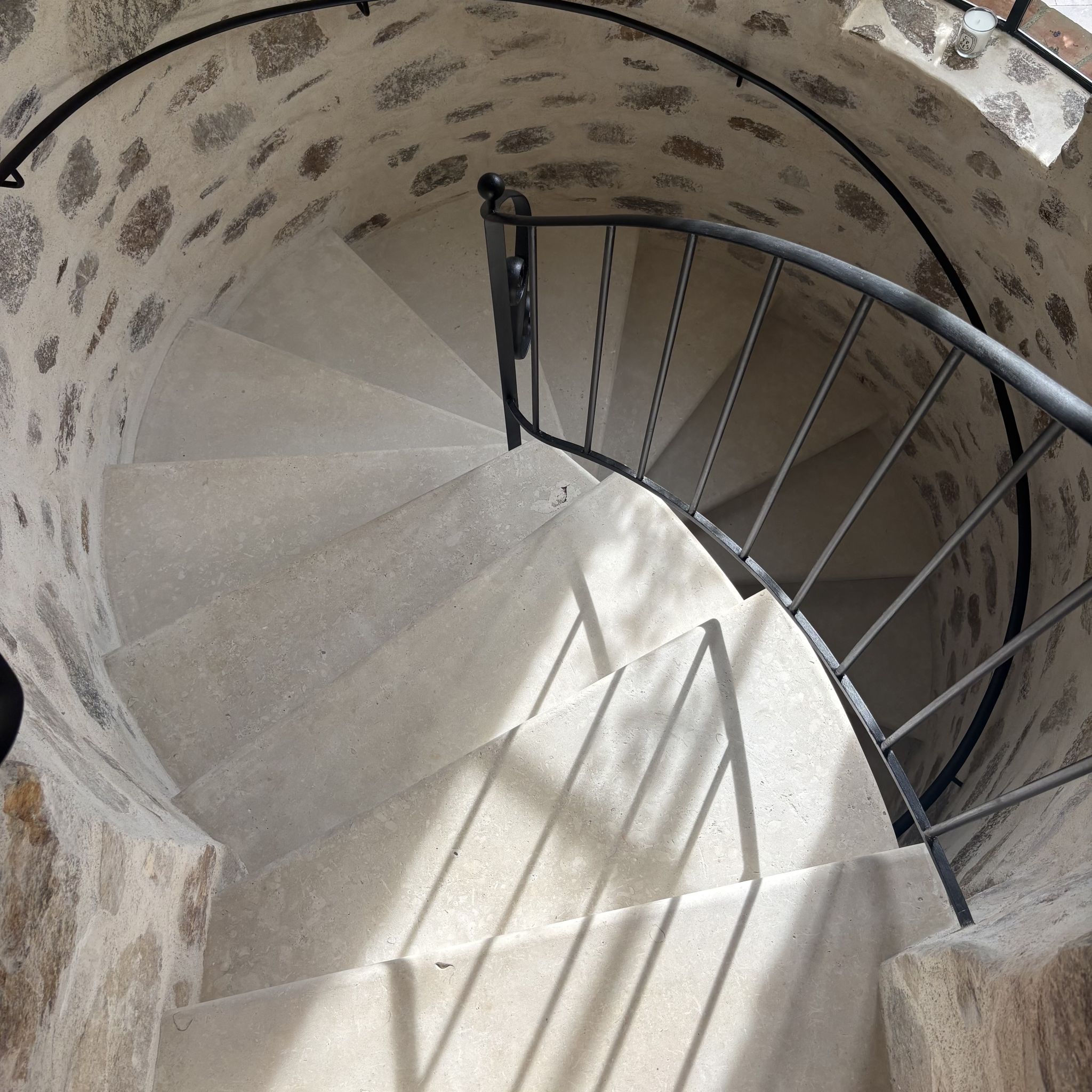 Escalier hélicoïdal en pierre de taille : fabrication artisanale du tailleur de pierre Alain BIDAL