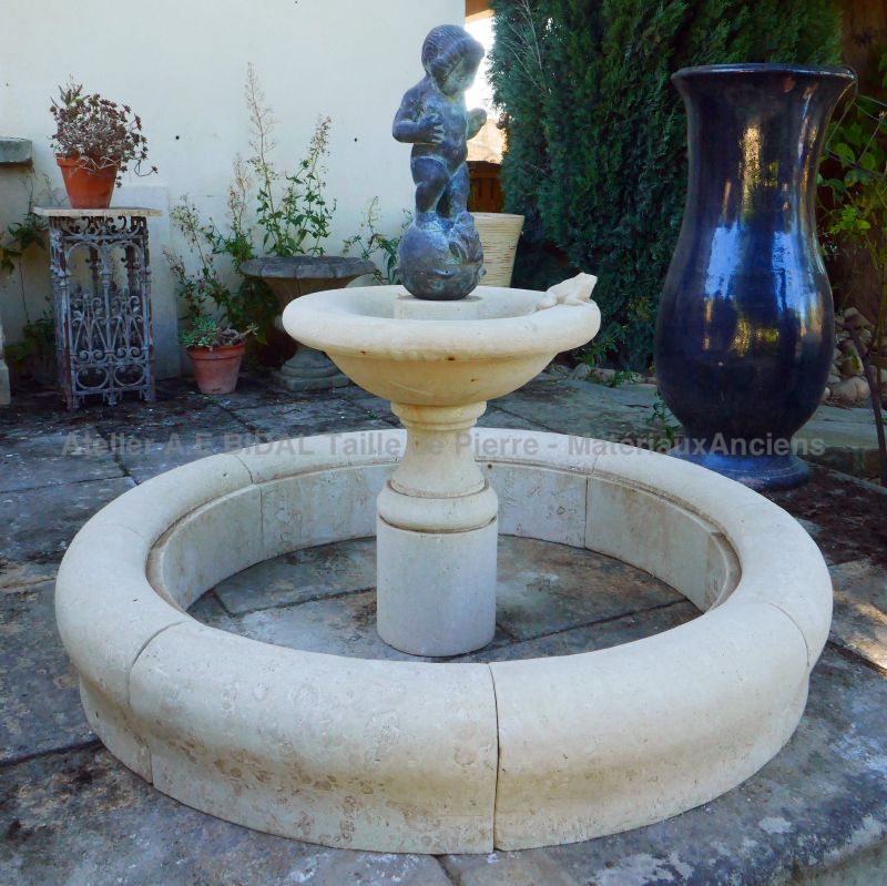 Fontaine au putto : petit bassin rond avec central orné d'une vasque et d'un putto aux grenouilles