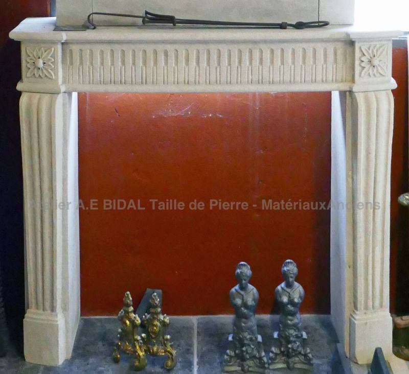 Elegant mantelpiece in stone, a nice Louis XVI fireplace by the Atelier Alain BIDAL (Provence)