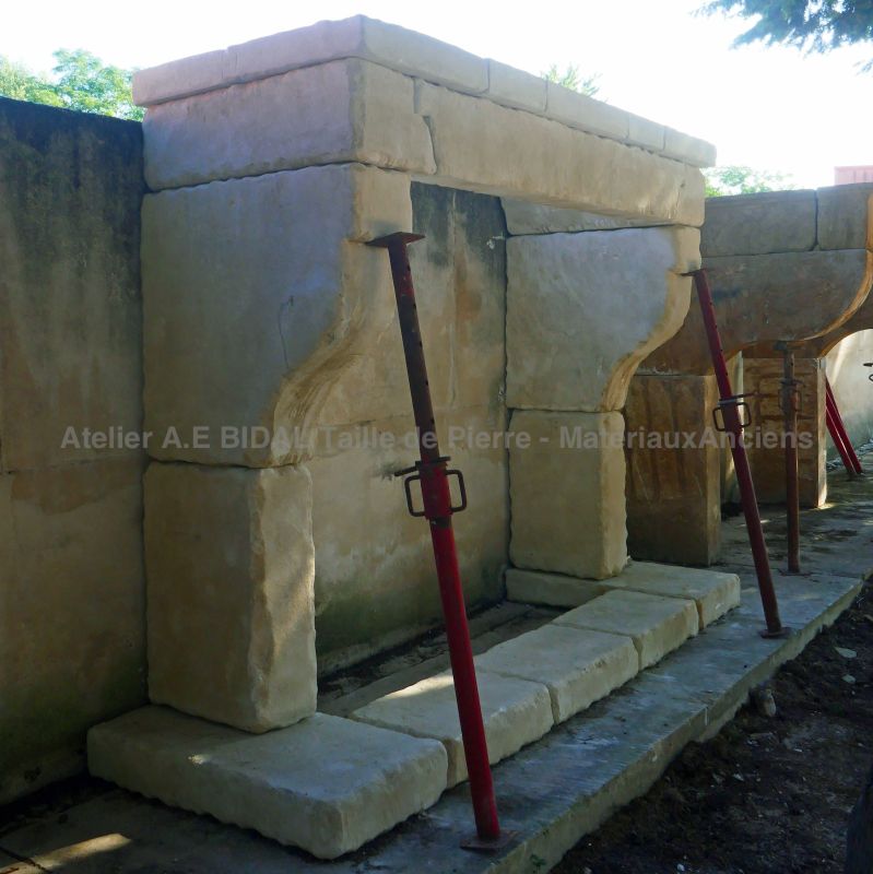 Cheminée en pierre naturelle d'aspect rustique - Une belle cheminée signée Atelier Alain BIDAL (Provence)