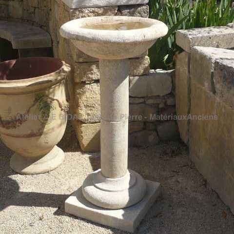 Vasque en pierre naturelle pouvant servir d'abreuvoir, de bain à oiseau ou encore de mangeoire.