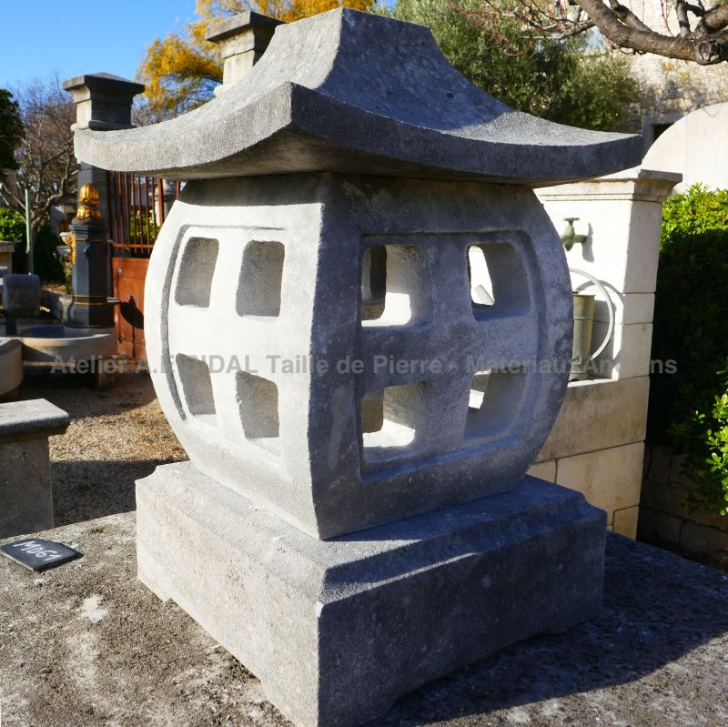 Ornement en pierre naturelle : pagode luminaire en pierre de taille par Atelier Alain BIDAL.