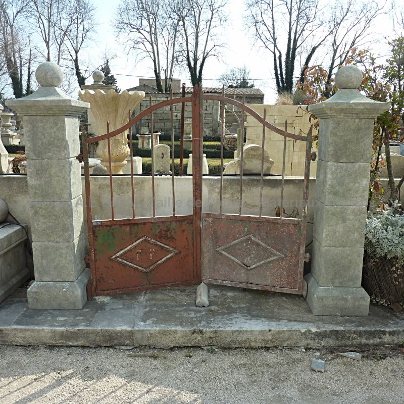 Big pillars in stone very stable in rectuagnlar form. - craftmanship made in Provence