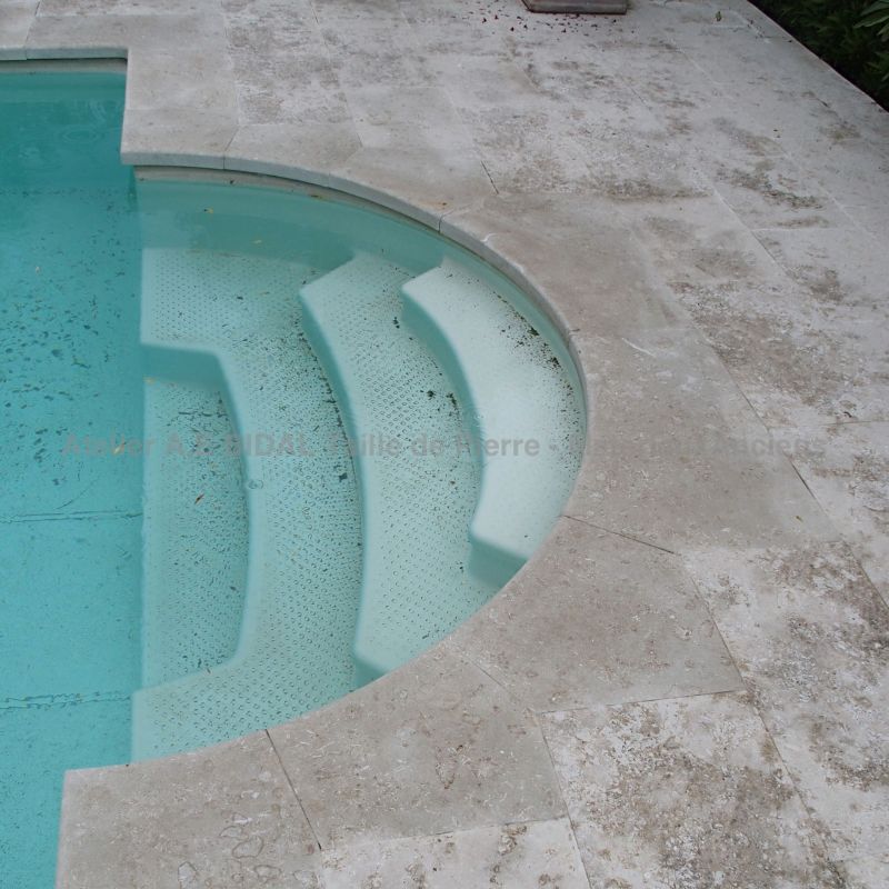 Margelles pour piscine en pierre naturelle