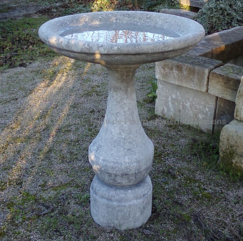 Décoration en pierre : vasque sur pied balustre - Un élégant bain à oiseaux de l'Atelier Alain BIDAL