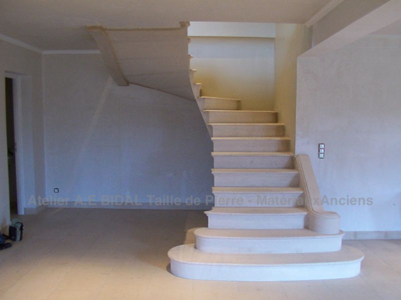 Magnifique escalier en pierre pour une déco design dans la maison.
